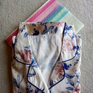 美丽的，漂亮的, 美好的;极好的, 仁慈的.